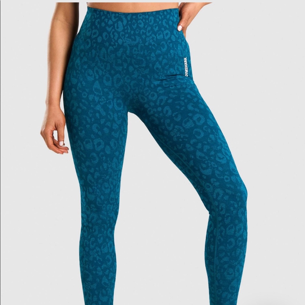GymShark matching set in blue animal print